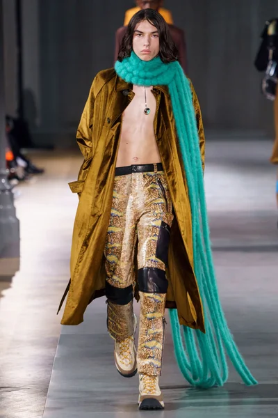 Look 28